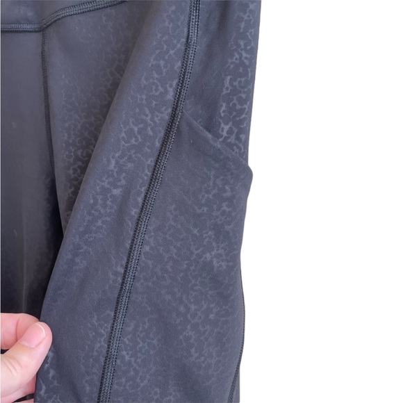 Athleta Ultimate Stash Pocket Embossed XS EUC - Picture 4 of 9